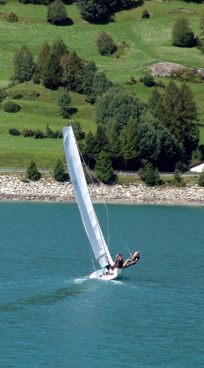 eine mOcean hart am Wind auf dem Aegerisee mit einem Mann im Trapez