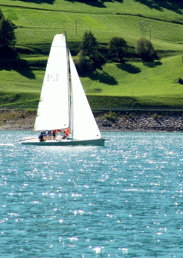 eine mOcean im die Sonne reflektierenden Wasser des Aegerisees